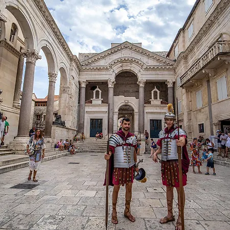 Anachi Split